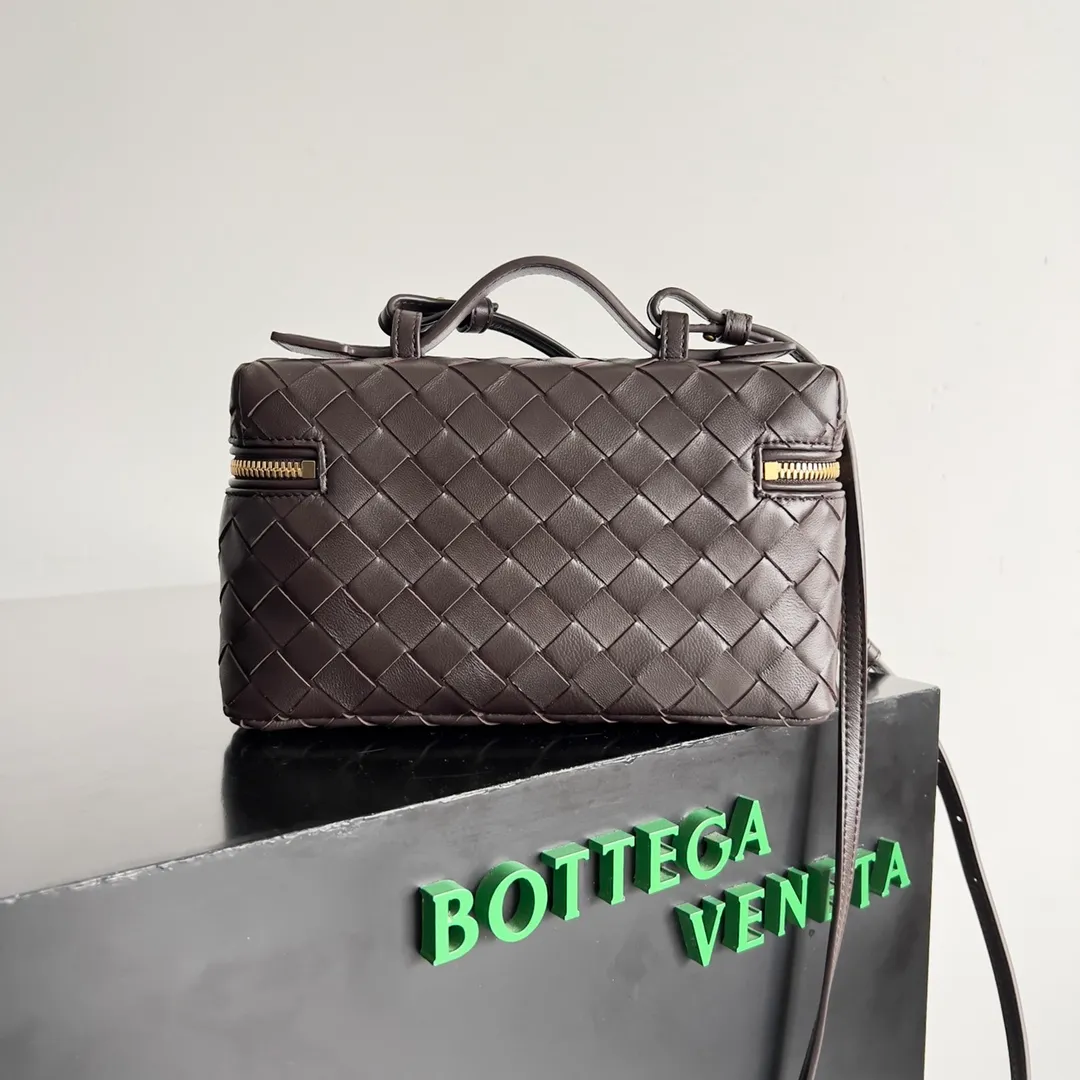 Batch 1360 Bottega Veneta 24 spring and summer woven zipper crossbody bag. A crossbody bag that can be used as a cosmetic bag. The exquisite weaving and compact body are an indispensable accessory for the upcoming summer. The double zipper also better protects the bag. It has a large capacity. If you like it, don’t miss it. Style number: 789109 Size: 22*12.5*5cm
